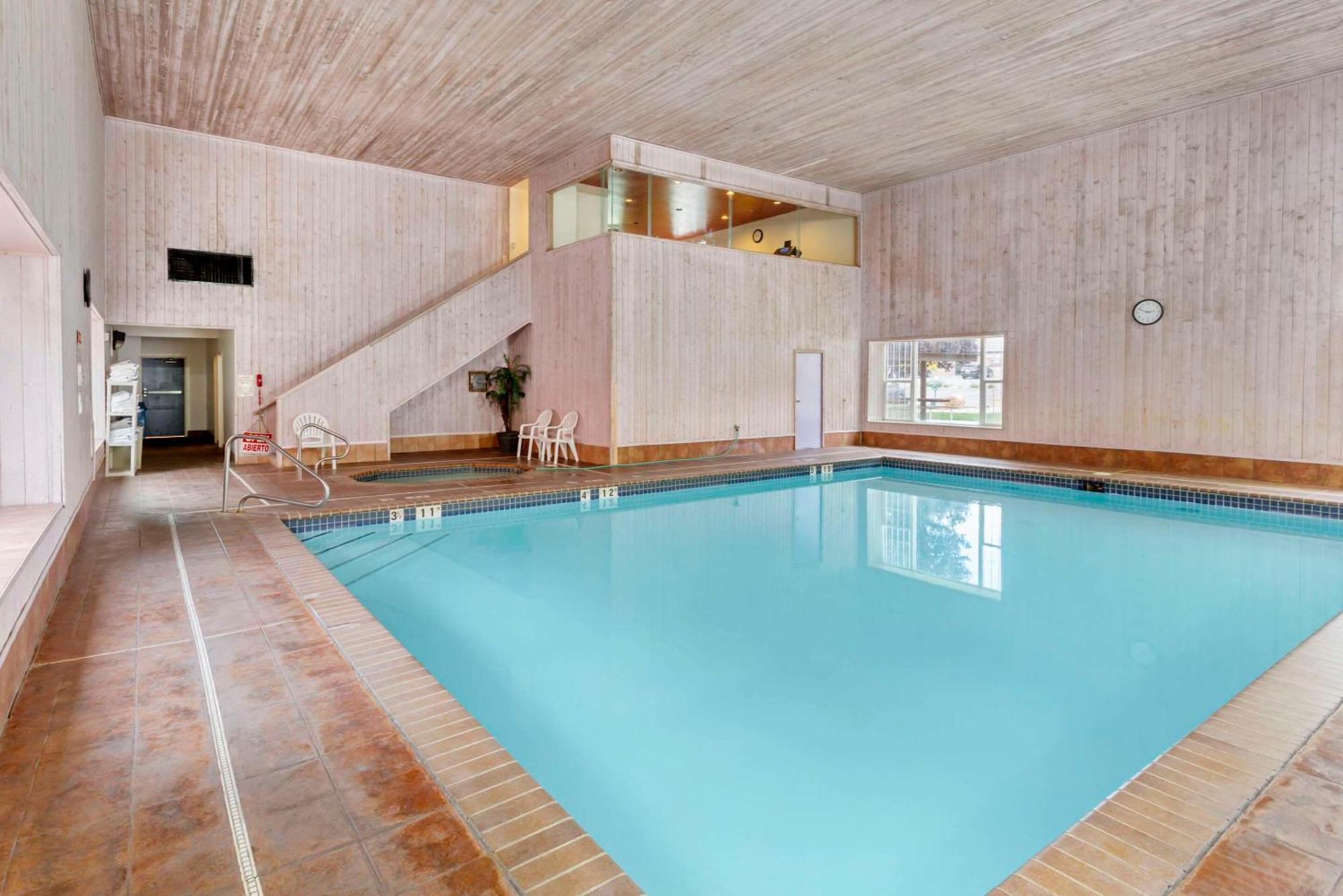 Quality Suites Moab Near Arches National Park Exterior photo